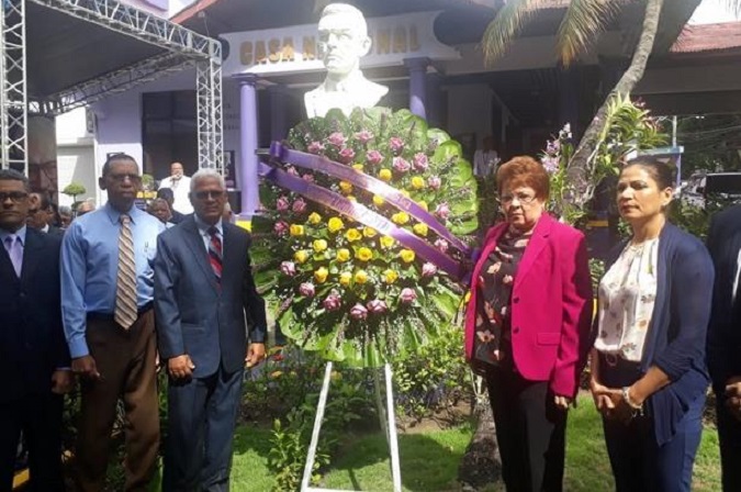 Alejandrina Germán y dirigentes del PLD depositan una ofrenda floral en la Casa Nacional.