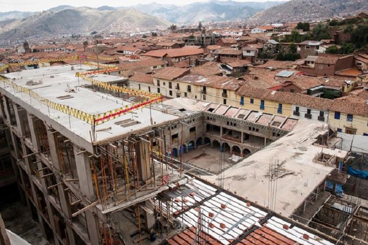 Justicia ordena demoler hotel Sheraton por destruir muros incas en Perú.