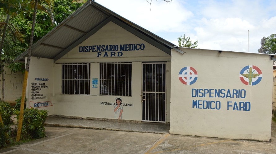 Dispensario médico en San Isidro que será remodelado por las FARD. (Foto externa)