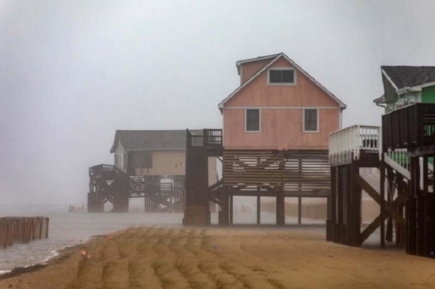 Dorian toca tierra en Carolina del Norte como huracán categoría 1. (Foto EFE/EPA/Jim Lo Scalzo)