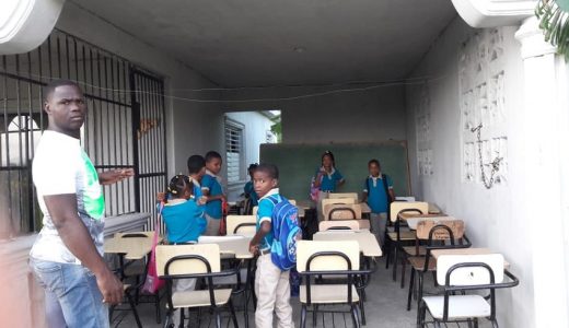 La escuela Plasencio Carmona lleva seis años en construcción, mientras una parte de los estudiantes reciben docencia en una marquesina facilitada por vecinos. (Foto externa)