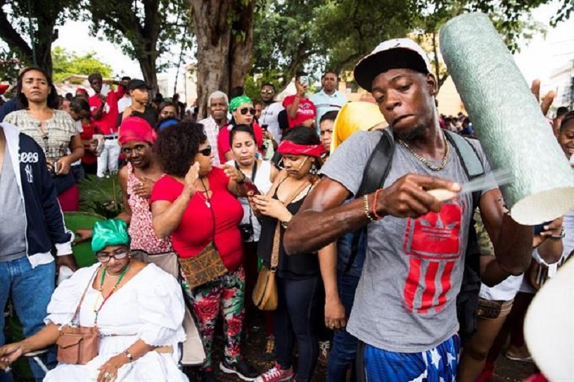 Fieles participan en la celebración del día de San Miguel Arcángel frente a la parroquia San Miguel, en Santo Domingo (República Dominicana). (Foto EFE/ Orlando Barría)