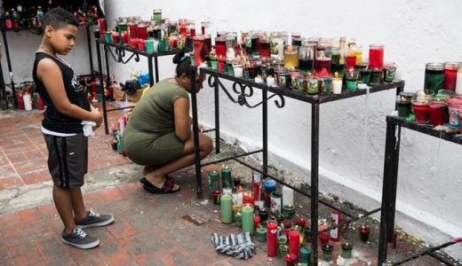  Fieles de todo el país conmemoran el día de San Miguel en la que se mezclan ritos católicos y de santería. (Foto EFE/ Orlando Barría)