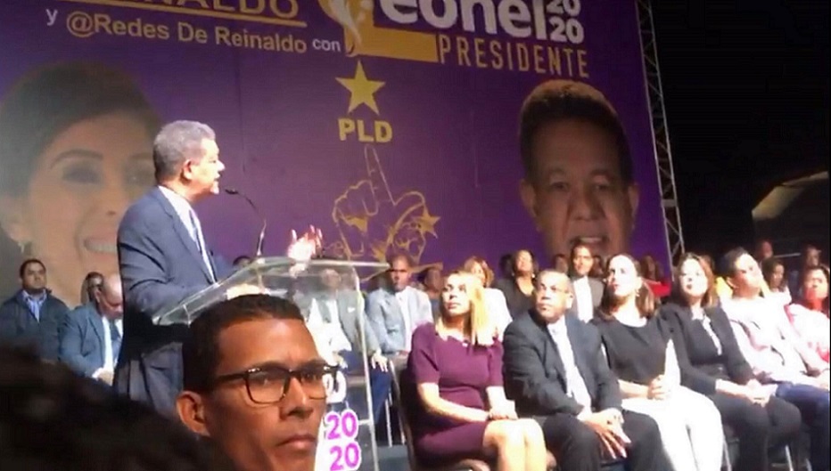Leonel Fernández recibe apoyo de Reinaldo Pared y esposa.