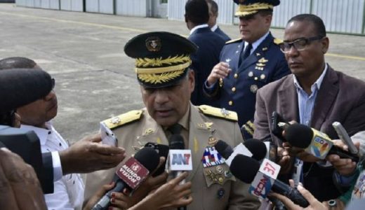 El ministro de Defensa Rubén Paulino Sem ofrece declaraciones a periodistas.