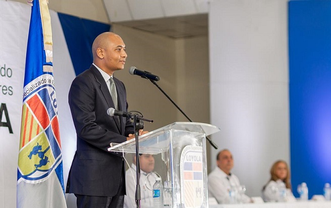 Nelson José Guillén Bello presidente del Indotel mientras da discurso a los graduando. (Foto externa)