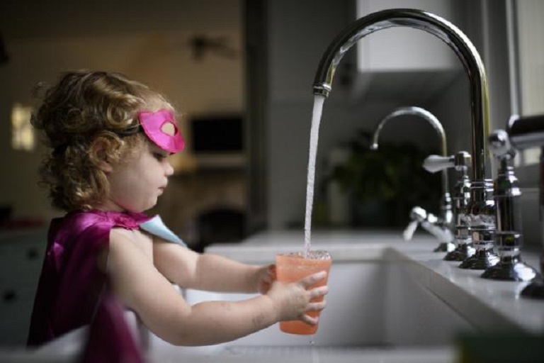 Descubren otra prueba de irresponsabilidad contra el cáncer: el agua de grifo.