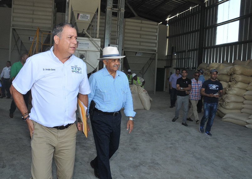 Ministro de Agricultura inaugura procesadora de alimentos para ganado en Montellano.(Foto externa)