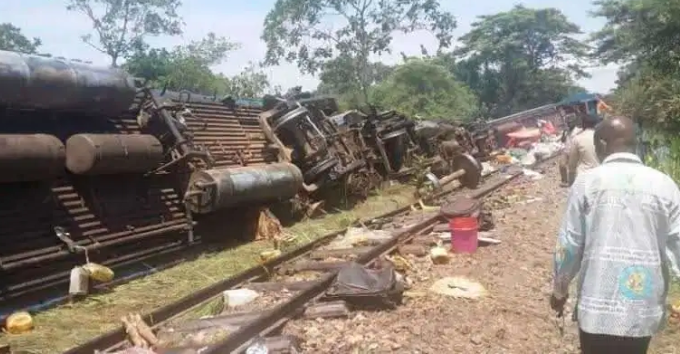 Tren se descarrila deja 50 muerto en Congo.