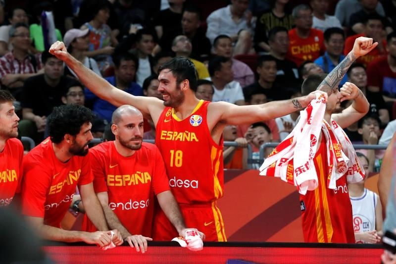 El ala-pívote español Pierre Oriola (c), celebra durante el partido de la final del Mundial de Baloncesto de China 2019. (Foto EFE)