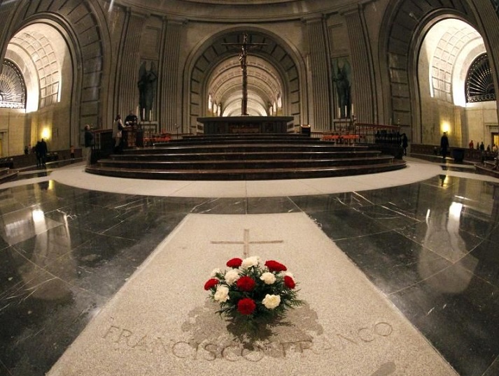 Vista del interior de la basílica del Valle de los Caídos y de la tumba del dictador Francisco Franco. EFE/Javier Lizón