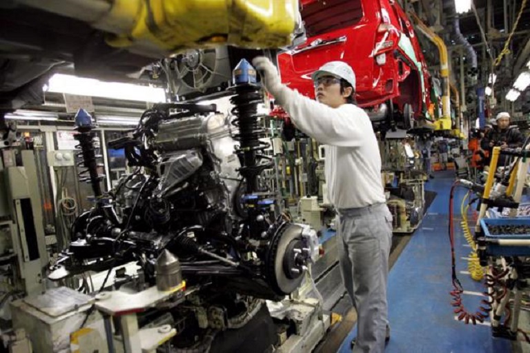 Un empleado de Toyota instala el motor en un vehículo en la planta Takaoka en Toyota. (Foto EFE/Everett Kennedy Brown)
