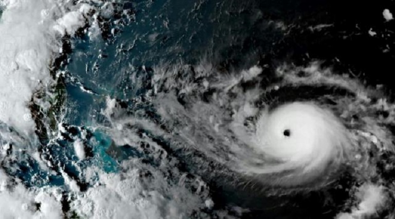Imagen satelital muestra el huracán Dorian mientras se acerca a las Bahamas y Florida.