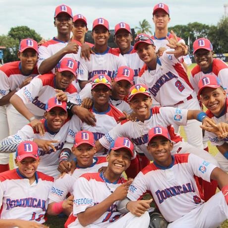 Imagen de los integrantes de béisbol juvenil dominicano. (Foto externa)