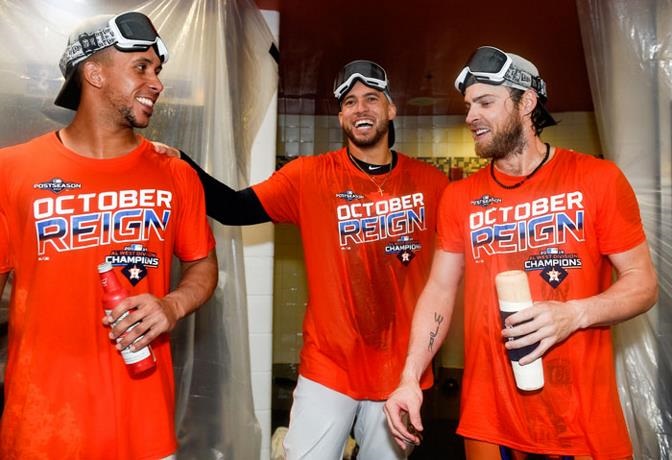 George Springer, al centro, celebra junto a Michael Brantley y Josh Reddick luego del triunfo de los Astros ayer para asegurar su división.Fuente AP