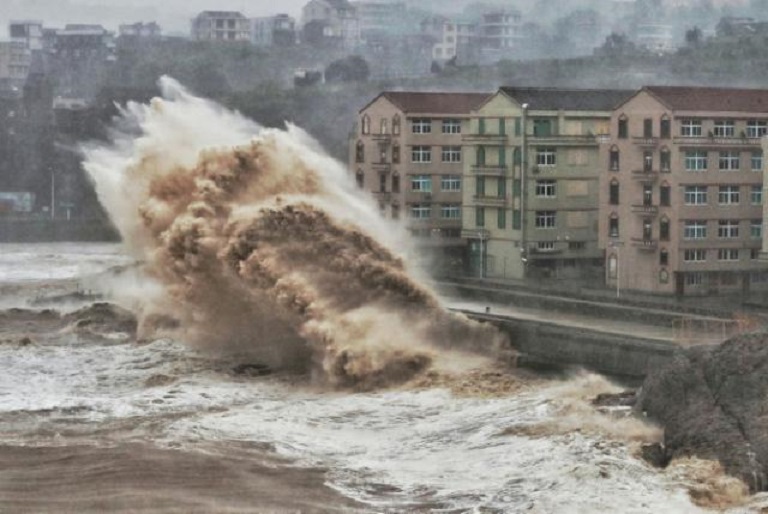 El mar golpea con fuerza contra un rompeolas de Taizhou, al este de China. (Foto AFP)