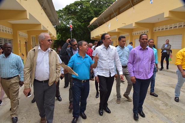 Ministro de educación Antonio Peña Mirabal hace recorrido por escuelas. (Foto externa)