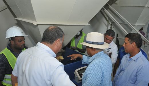 El ministro de Agricultura, Osmar Benítez, recibe una muestra de la producción de alimentos para ganado de la planta procesadora.(Foto externa)