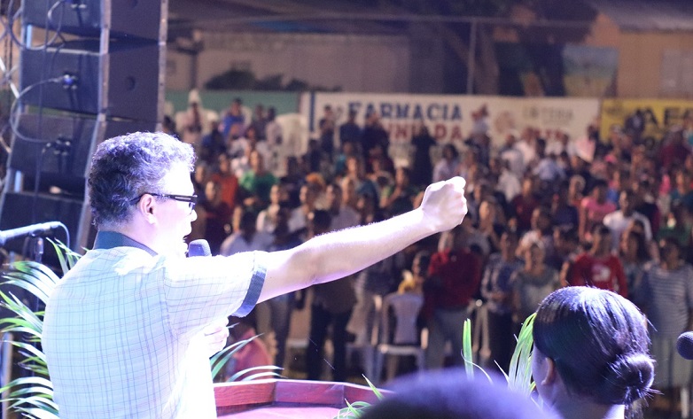 Carlos Peña al participar en un encuentro en Sabana Iglesia, provincia de Santiago. (Foto externa)
