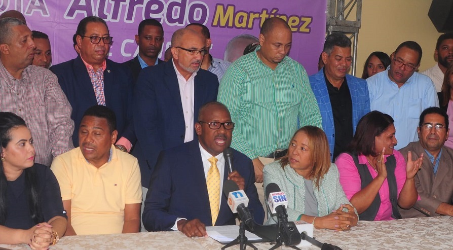 Alfredo Martínez acusa a candidato electo en Santo Domingo Este de comprar votos. (Foto: externa)