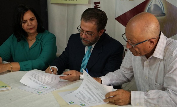 Alianza País y el Movimiento Político Independiente firman acuerdo. (Foto externa)