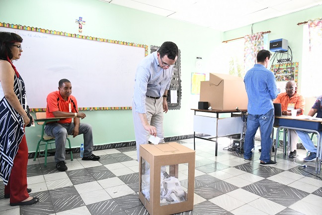 Andrés Navarro mientras ejerce su derechos al voto. (Foto externa)