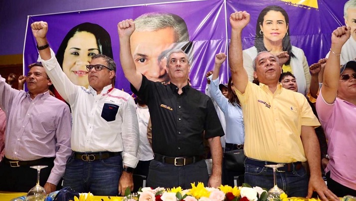 Gonzalo Castillo junto a sus dirigentes políticos.(Foto externa)