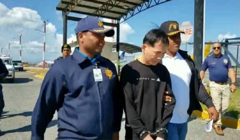 Guo Se Liang Situ, mientras era conducido por autoridades tras extradición.