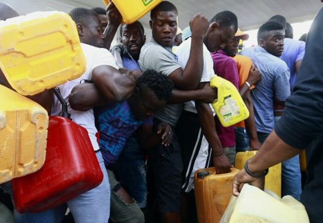 Haitianos haciendo fila para poder obtener un poco de agua .(Foto EFE)