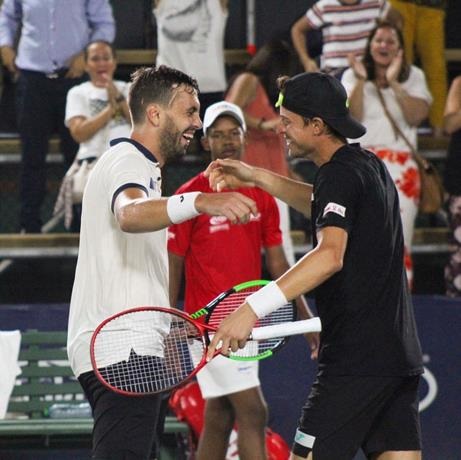 Bebo Hernández y el argentino Carlos Gómez se saludan depespues del torneo de tenis. (Foto externa)