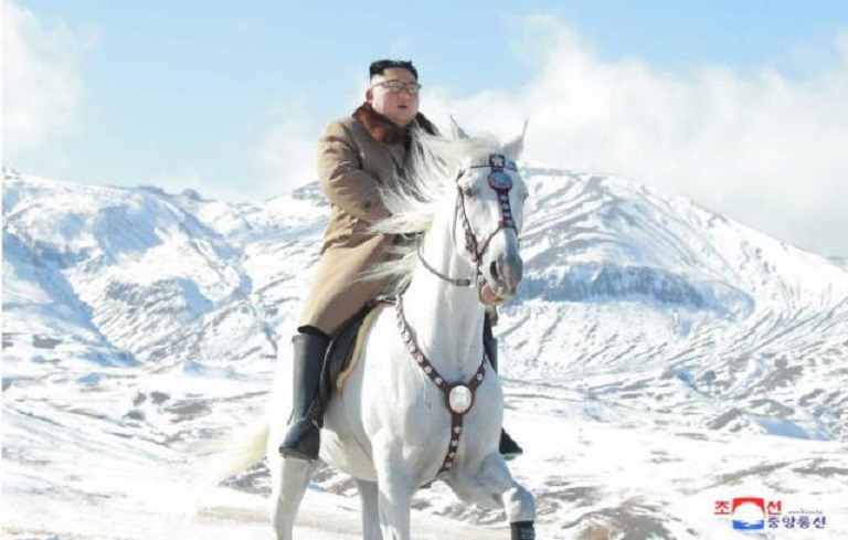 Kim Jong-un, aparece subiendo a caballo las faldas del monte Paektu.