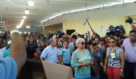Madre de Gonzalo Castillo pulsa opción “no votar”. 