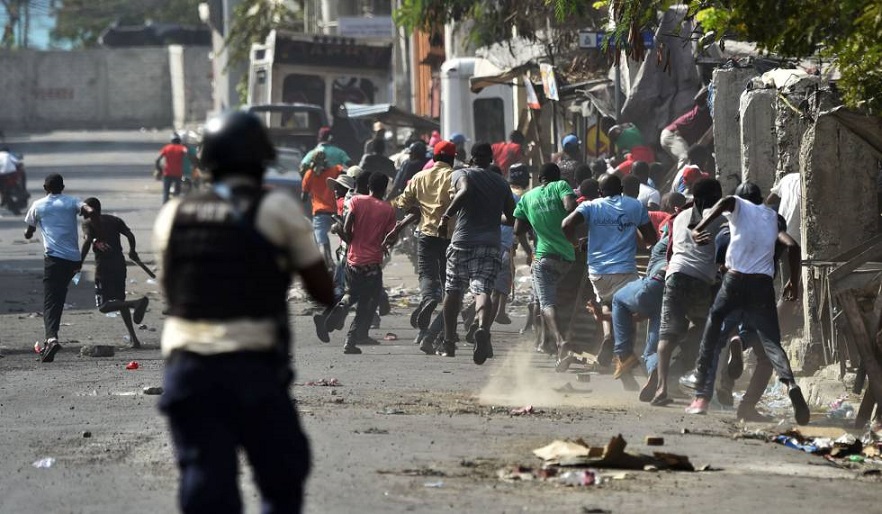 Diplomáticos se reúnen con opositores haitianos, pero siguen las protestas.