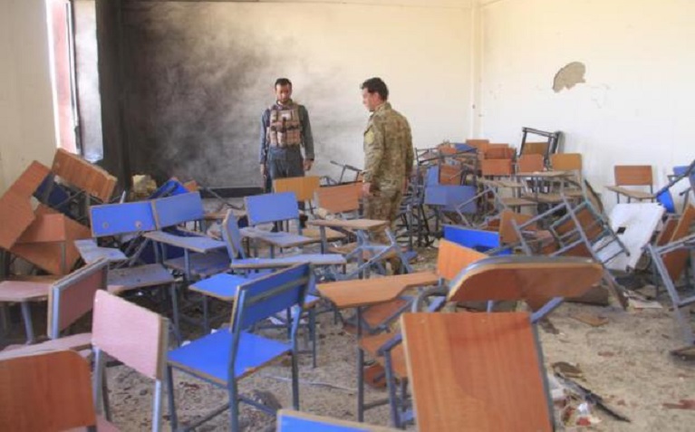 Dos militares buscan dentro de una aula tras atentado en universidad de de Afganistán. (Foto: EFE/EPA/Sayed Mustafa)