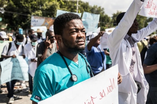 Médicos y trabajadores salud exigen renuncia presidente haitiano.