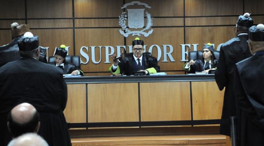 El Tribunal Superior Electoral durante la audiencia sobre crisis desatada en el PLD tras las primarias.