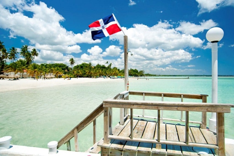 Playa de República Dominicana adornada con una bandera del país isleño. (Foto: externa)