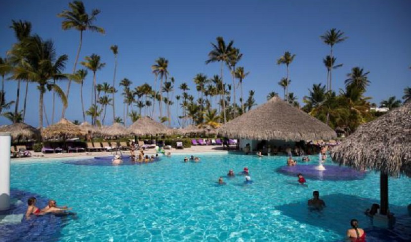 Turistas disfrutan de la estancia en un hotel en Punta Cana, República Dominicana. (Foto EFE/Orlando Barría)