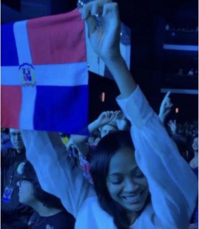 Zoe Saldaña disfruta de concierto de Juan Luis Guerra con bandera en mano.