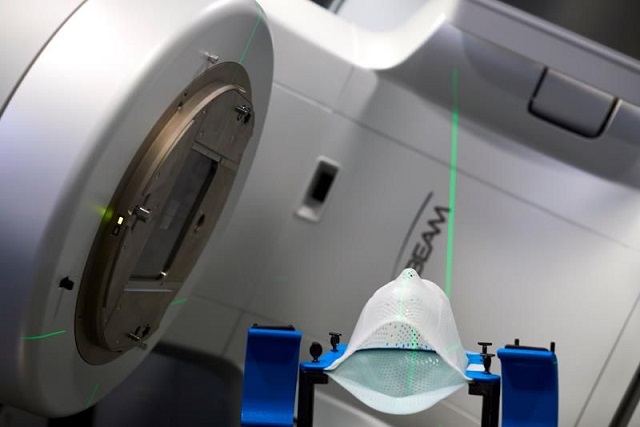 Imagen del acelerador lineal de un hospital para tratar el cáncer de pulmón. EFE/Alejandro García/Archivo