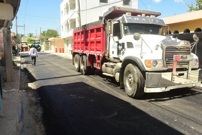 Trabajo de asfaltado de calles en algunos sectores de SDE.(Foto externa)