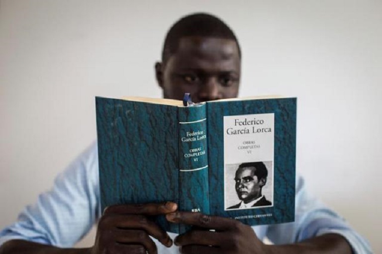 Estudiante senegalés lee las obras de Federico García Lorca en el Aula Cervantes de Dakar, única sede del Instituto Cervantes en África Subsahariana. (Foto: EFE/ María Rodríguez)
