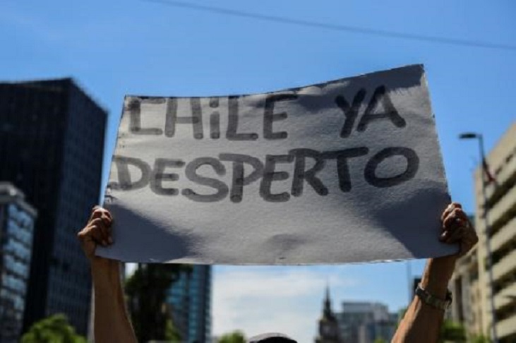 Un manifestante levanta un cartel con el mensaje "Chile ya despertó" el 23 de octubre de 2019 en Santiago.