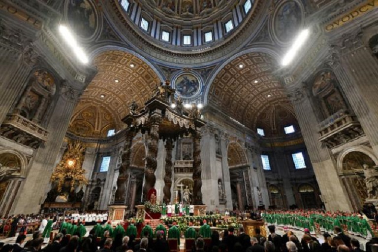 El papa Francisco oficia una misa el 6 de octubre de 2019 en la Basílica de San Pedro del Vaticano para abrir el sínodo especial sobre la Amazonía.