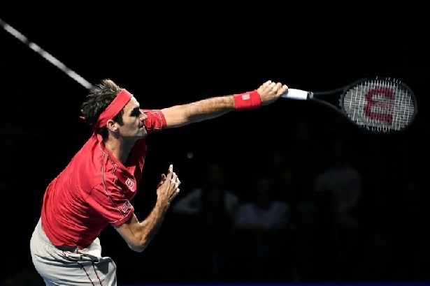 Roger Federer saca durante la final del torneo de Basilea, que ganó al australiano Álex de Miñaur el domingo 27 de octubre en la ciudad suiza