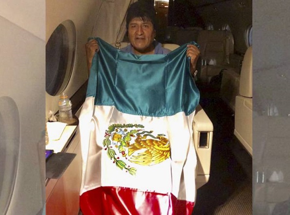 Evo Morales con la bandera de México.(Foto externa)