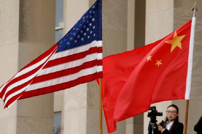 Banderas de Estados Unidos y China se ven antes de que el secretario de Defensa James Mattis reciba al ministro de Defensa Nacional de China en el Pentágono.