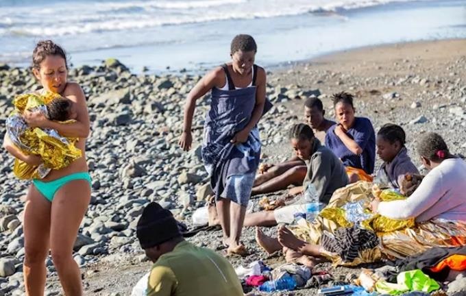 Bañistas ayudan migrantes playa de España.