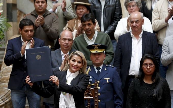 La presidente interina de Bolivia, Jeanine Áñez junto a mas personas.(Foto Juan Karita AP)
