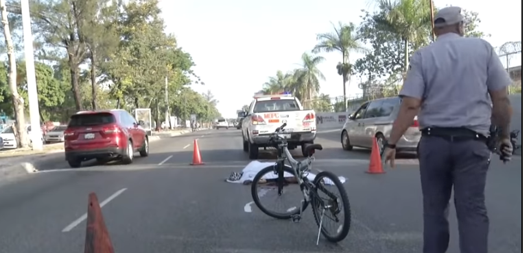 Imagen de la muerte del ciclista en la Avenida Luperon de esta capital.(Foto externa)